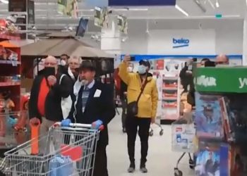 Imagini emoționante într-un supermarket din Piatra Neamț. Oamenii au cântat „Hristos a înviat!” în timp ce stăteau la coadă