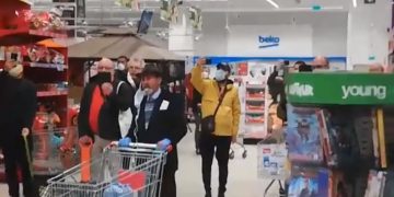 Imagini emoționante într-un supermarket din Piatra Neamț. Oamenii au cântat „Hristos a înviat!” în timp ce stăteau la coadă