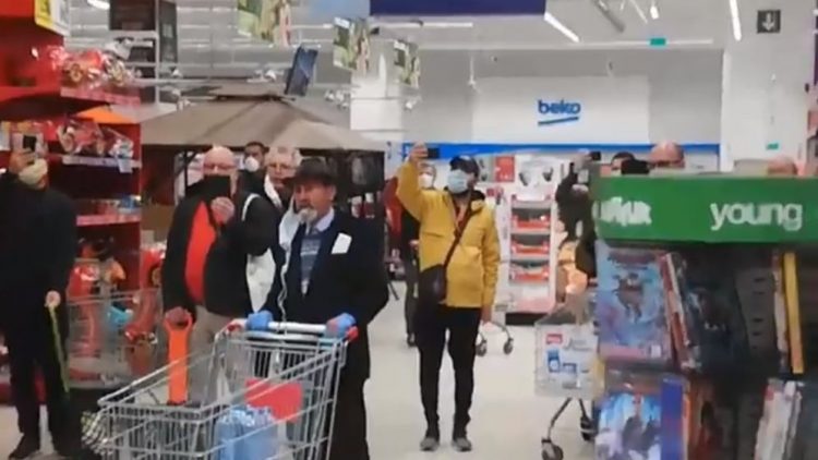 Imagini emoționante într-un supermarket din Piatra Neamț. Oamenii au cântat „Hristos a înviat!” în timp ce stăteau la coadă