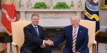 Klaus Iohannis și Donald Trump, convorbire telefonică pe tema crizei coronavirusului