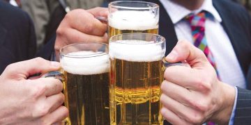 Reacţia unei asistente medicale la vederea unor tineri care beau bere pe iarbă, în Marea Britanie