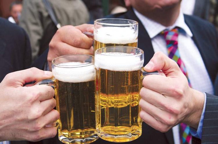 Reacţia unei asistente medicale la vederea unor tineri care beau bere pe iarbă, în Marea Britanie