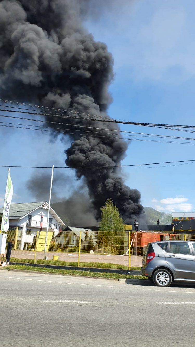 Incendiu puternic lângă Metro – FOTO