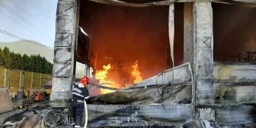 Trei răniţi în urma incendiului de la hala de polistiren. Focul a fost localizat – GALERIE FOTO