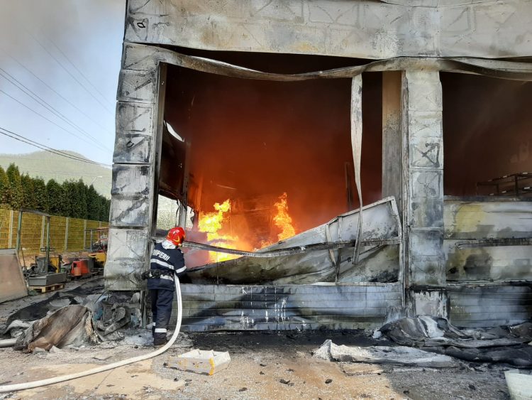 Trei răniţi în urma incendiului de la hala de polistiren. Focul a fost localizat – GALERIE FOTO