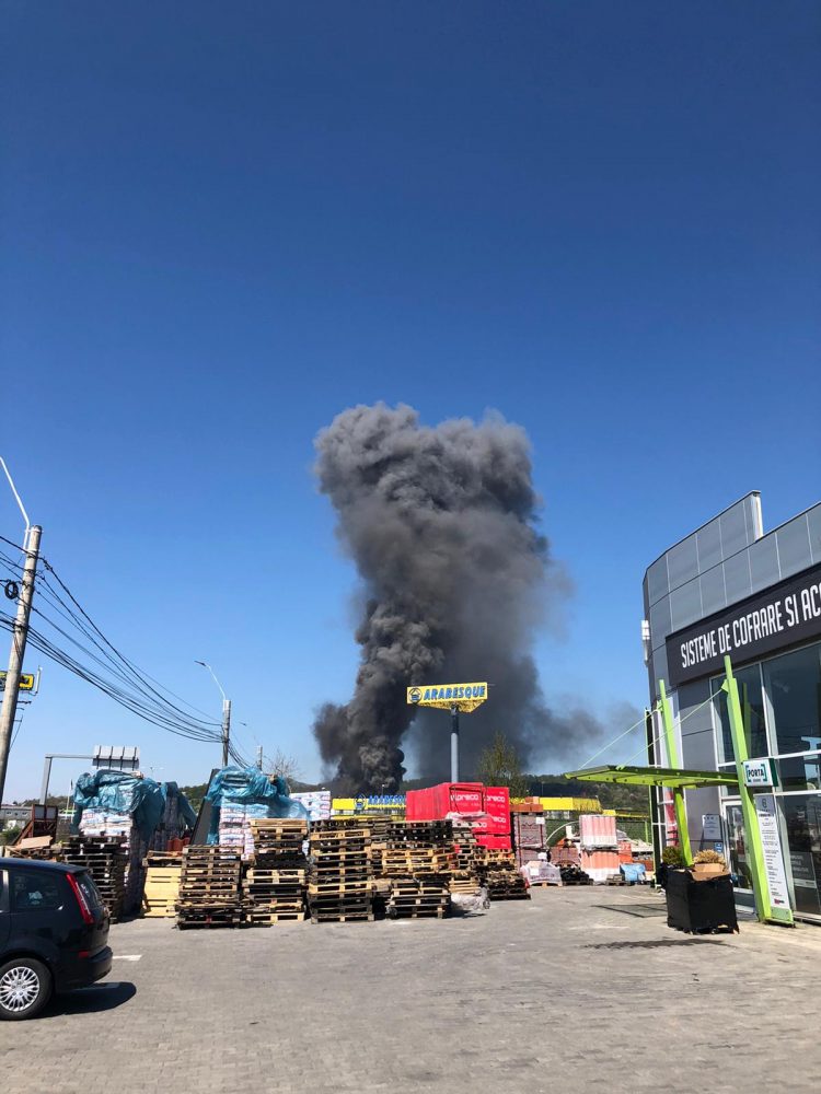 Incendiu puternic lângă Metro – FOTO