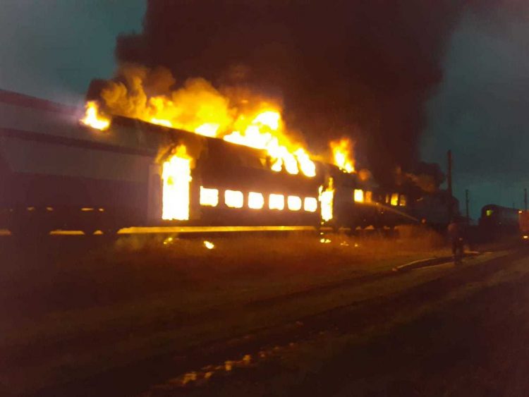 Incendiu la un tren de călători; toţi pasagerii s-au autoevacuat
