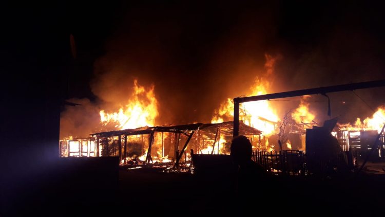 Firmă de prelucrare a lemnului din Ferneziu mistuită de flăcări – foto