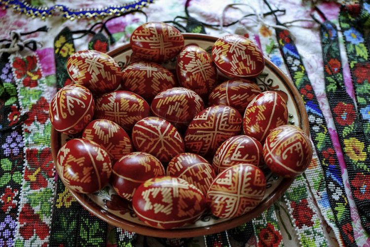 Tradițiile de Paște din Ungureni aduc oamenilor speranța mântuirii și a vieții veșnice