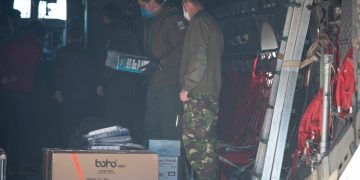 O aeronavă a Forțelor Aeriene Române transportă personal medical în Italia