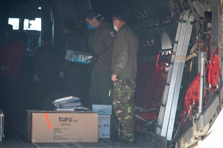 O aeronavă a Forțelor Aeriene Române transportă personal medical în Italia