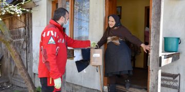 Continuă distribuirea kiturilor cu materiale de protecție pentru categoriile de persoane vulnerabile din Maramureș