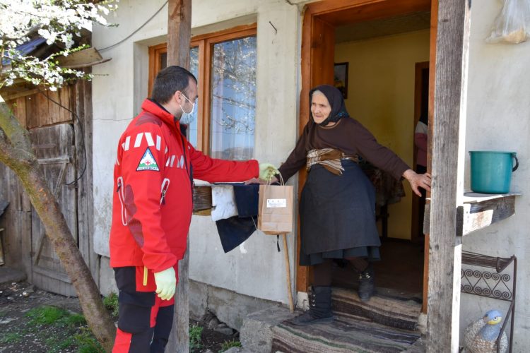 Continuă distribuirea kiturilor cu materiale de protecție pentru categoriile de persoane vulnerabile din Maramureș