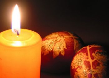 „Aprinde o lumânare la fereastră pentru Noaptea Sfântă”. Episcopii europeni cheamă credincioşii să dea un semn de speranţă