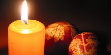 „Aprinde o lumânare la fereastră pentru Noaptea Sfântă”. Episcopii europeni cheamă credincioşii să dea un semn de speranţă
