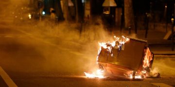 Violențe la Paris între poliție și mai multe grupuri de tineri, pe fondul restricţiilor anti-COVID