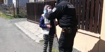 Mai mulţi bătrâni au primit măşti de protecţie şi mănuşi din partea poliţiştilor locali băimăreni – foto