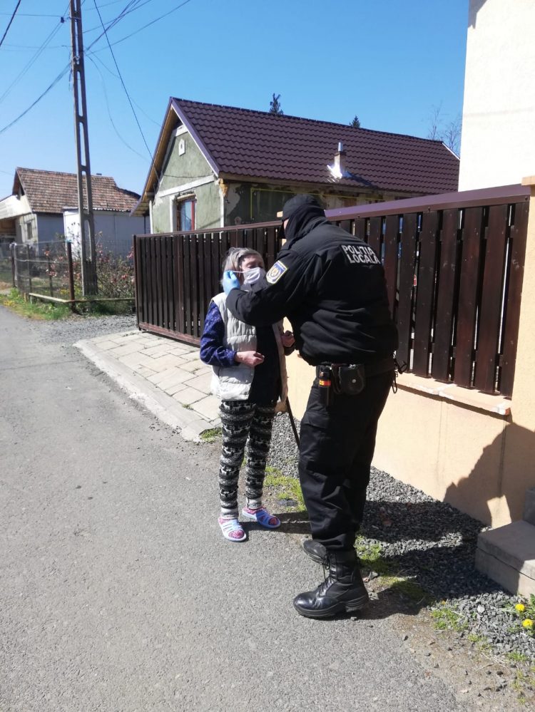 Mai mulţi bătrâni au primit măşti de protecţie şi mănuşi din partea poliţiştilor locali băimăreni – foto