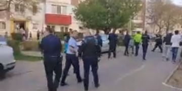 Imagini incredibile în România – Război total între polițiști și locuitorii unui cartier. VIDEO