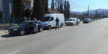 Poliţiştii la datorie pe drumurile publice din judeţ