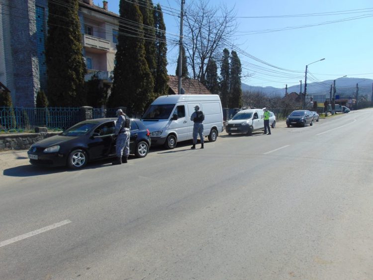 Poliţiştii la datorie pe drumurile publice din judeţ