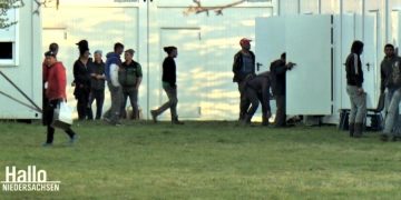 Peste 100 de sezonieri români s-au revoltat împotriva patronului unei ferme de sparanghel din Germania. Ce au găsit autoritățile