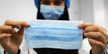 Toți angajații unei firme care confecționează măști de protecție, izolați la domiciliu. O angajată a murit din cauza coronavirus