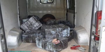Focuri de armă şi un autoturism încărcat cu 7.000 de pachete cu țigări confiscat de polițiștii de frontieră la Vadu Izei
