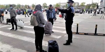 Sute de români așteaptă să plece la ceapă și sparanghel în Germania, la aeroportul din Cluj-Napoca