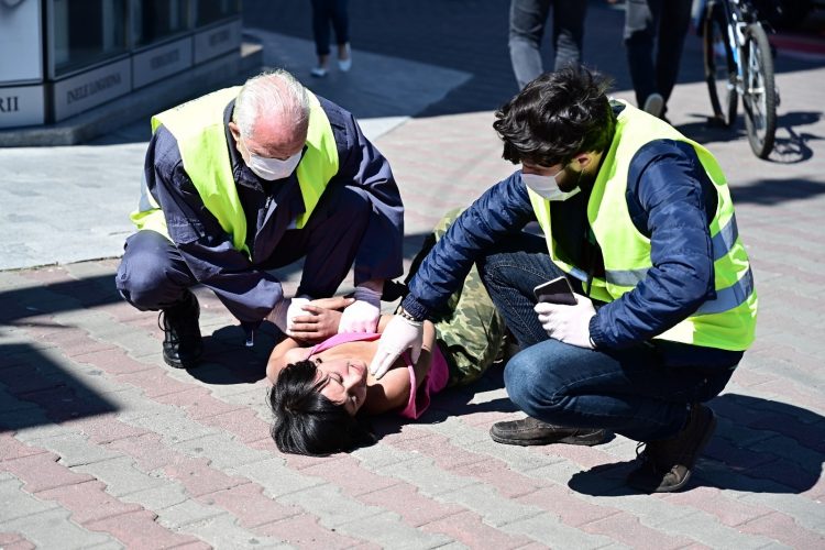 Acțiune de amploare: Cerșetori ridicați de pe străzi la Baia Mare și puși să curețe orașul. „Dă și mie o mătură!”