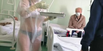 Halucinant: O asistentă s-a prezentat în bikini şi sutien în faţa pacienţilor infectaţi cu COVID-19