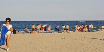 Scăldatul în mare sau în piscine nu este periculos. COVID-19 nu se transmite prin apă