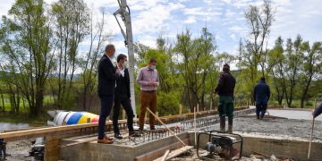 În toamna anului 2020 se preconizează turnarea primului strat de asfalt pe DJ 186 pe Valea Izei