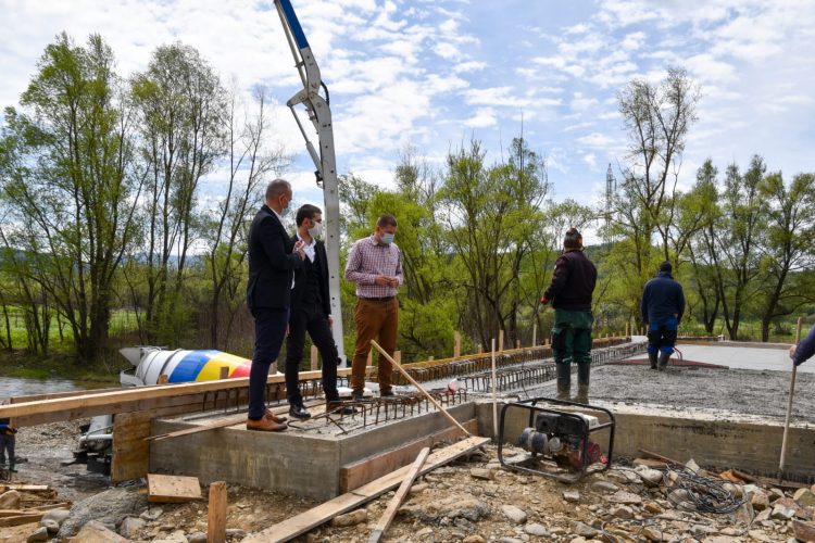 În toamna anului 2020 se preconizează turnarea primului strat de asfalt pe DJ 186 pe Valea Izei