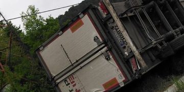 Tir ajuns cu roțile-n sus după un accident produs între Șomcuta Mare și Valea Chioarului
