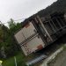 Tir ajuns cu roțile-n sus după un accident produs între Șomcuta Mare și Valea Chioarului