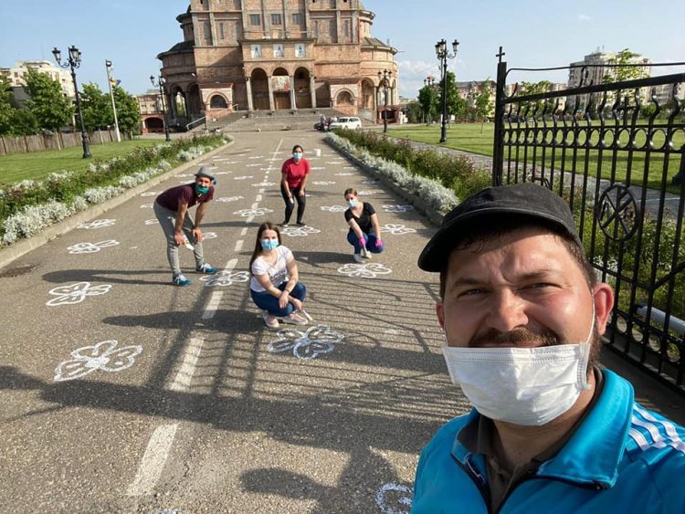 Creștinii sunt așteptați în fața Catedralei Episcopale: Voluntarii de la ASCOR au făcut primele pregătiri