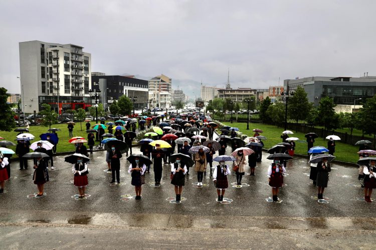 Sute de băimăreni au participat la Sfânta Liturghie oficiată în fața Catedralei Episcopale din Baia Mare. FOTO