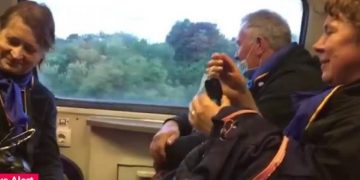 Tren CFR de la Brașov la București, ticsit cu călători, fără respectarea regulilor de distanțare