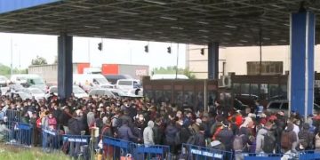 O nouă zi cu aglomerație la vămile din vestul țării. Peste 30.000 de oameni au trecut fără control epidemiologic