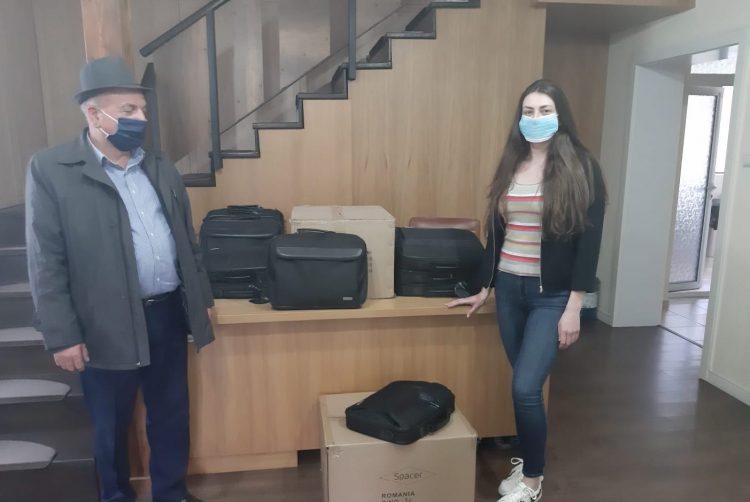 SLI MM împrumută laptopurile Centrului său de formare  pentru învățarea online