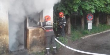 Actualizare / Incendiul pe str. Victor Babeș din Baia Mare a pornit de la o ţigară aruncată la întâmplare – FOTO
