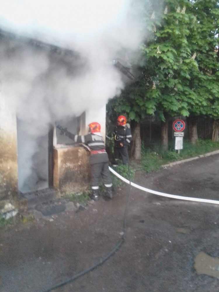 Actualizare / Incendiul pe str. Victor Babeș din Baia Mare a pornit de la o ţigară aruncată la întâmplare – FOTO
