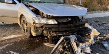 Două mașini făcute praf în accidentul de pe DJ 182 B între Tulgheș și Mireșu Mare – FOTO