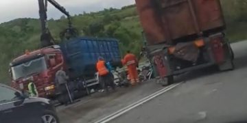 Atenție șoferi! Se circulă greu pe Mesteacăn din cauza unui TIR răsturnat