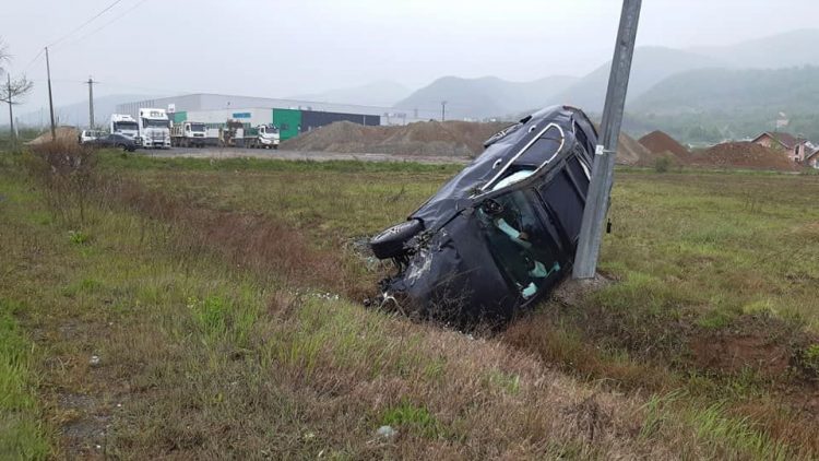 Impact la intrarea în Cicârlău. O maşină a fost proiectată într-un stâlp – GALERIE FOTO