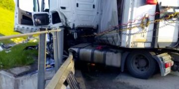 Accident pe Autostrada Transilvania. Un TIR cu role de hârtie de bucătărie a derapat şi s-a înfipt în parapet