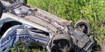 Un polițist a murit după ce mașina în care se afla a fost lovită de tren