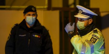 Bărbat carantinat amenință că se sinucide. S-a urcat pe acoperișul hotelului și țipă că vrea la psihiatrie