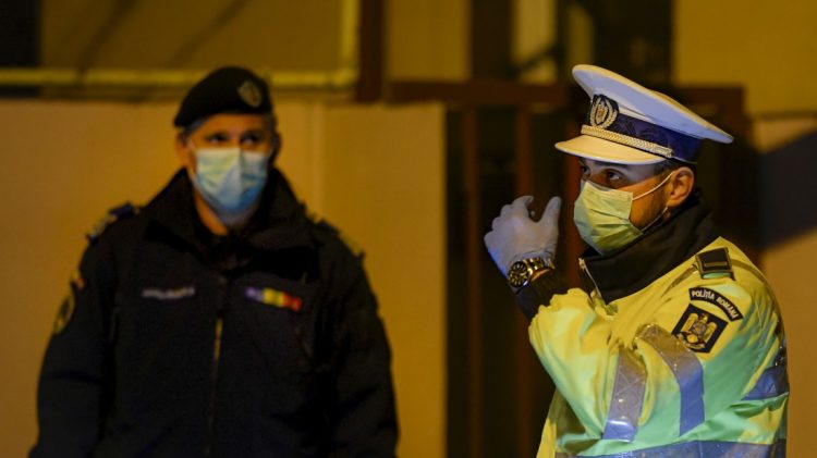 Bărbat carantinat amenință că se sinucide. S-a urcat pe acoperișul hotelului și țipă că vrea la psihiatrie